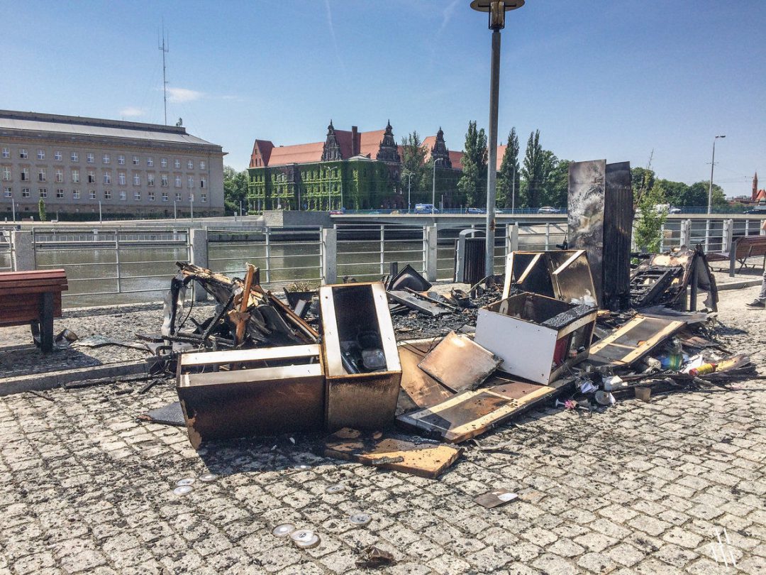 Pożar przy Moście Pokoju, spłonął Food Truck. – Miejsca we Wrocławiu.