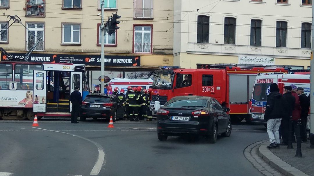 Wypadek przy ulicy Piłsudskiego. [UTRUDNIENIA]. – MiejscaWeWroclawiu.pl
