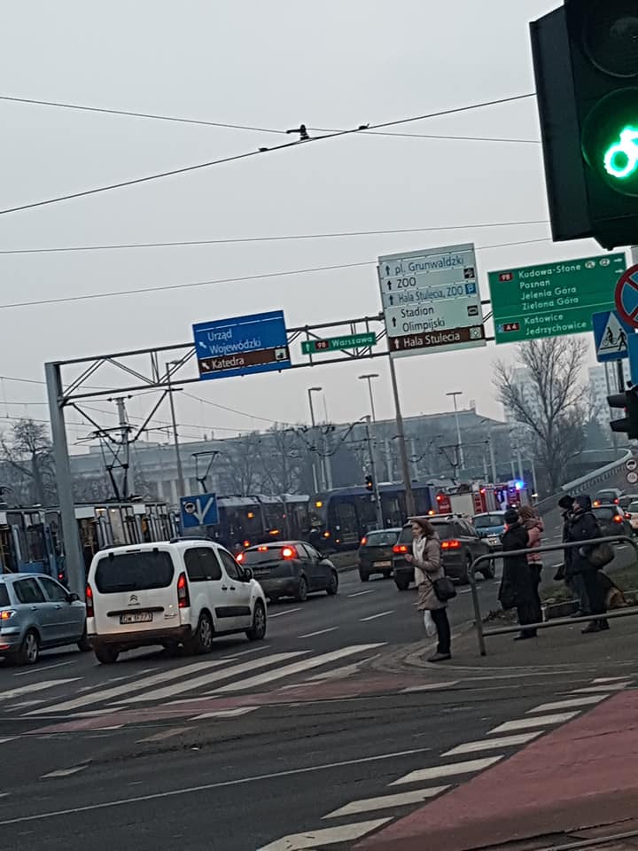 Wykolejenie tramwaju na placu Społecznym [UTRUDNIENIA]. – MiejscaWeWroclawiu.pl