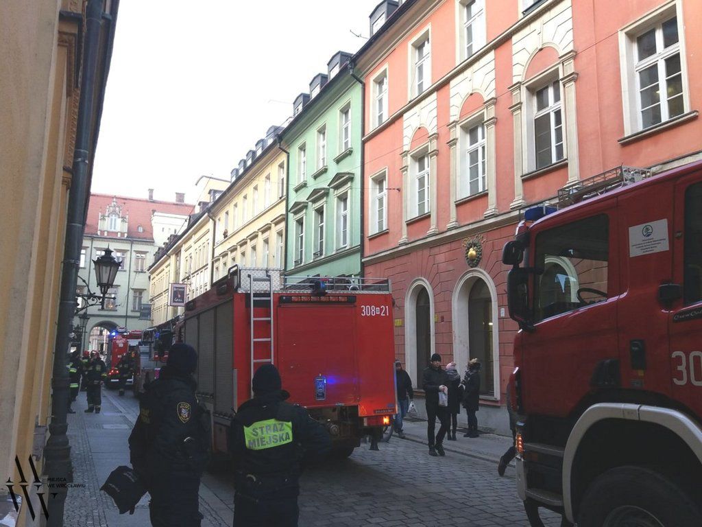 Trwa gaszanie pożaru w Sukiennicach [ZDJĘCIA]. – MiejscaWeWroclawiu.pl
