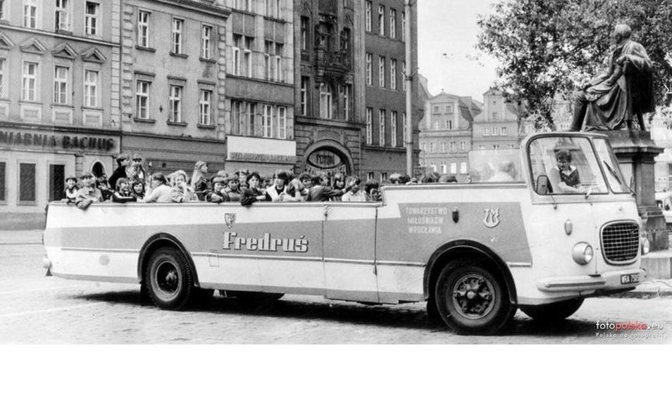 Legendarny autobus wycieczkowy „Fredruś” – MiejscaWeWroclawiu.pl