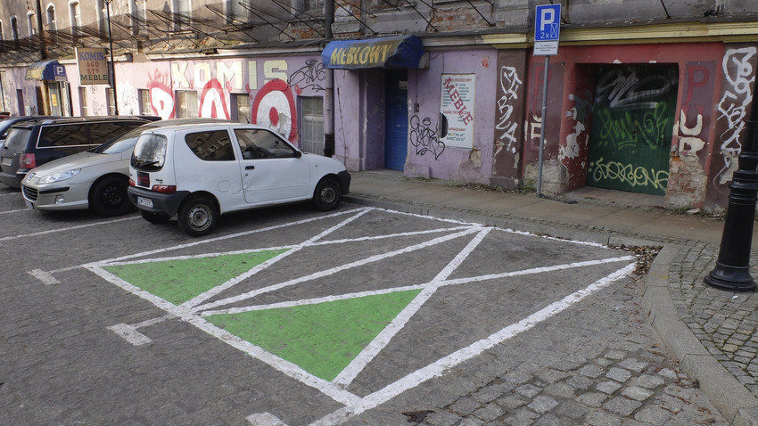 „Zielone koperty” nie są znakami, więc mogą parkować na nich wszystkie samochody. – MiejscaWeWroclawiu.pl