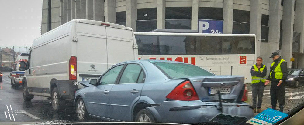 Kolizja trzech samochodów na ulicy Kazimierza Wielkiego [UTRUDNIENIA]. – MiejscaWeWroclawiu.pl