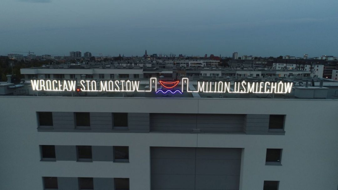 „Wrocław. Sto mostów – milion uśmiechów”, nowy neon we Wrocławiu.