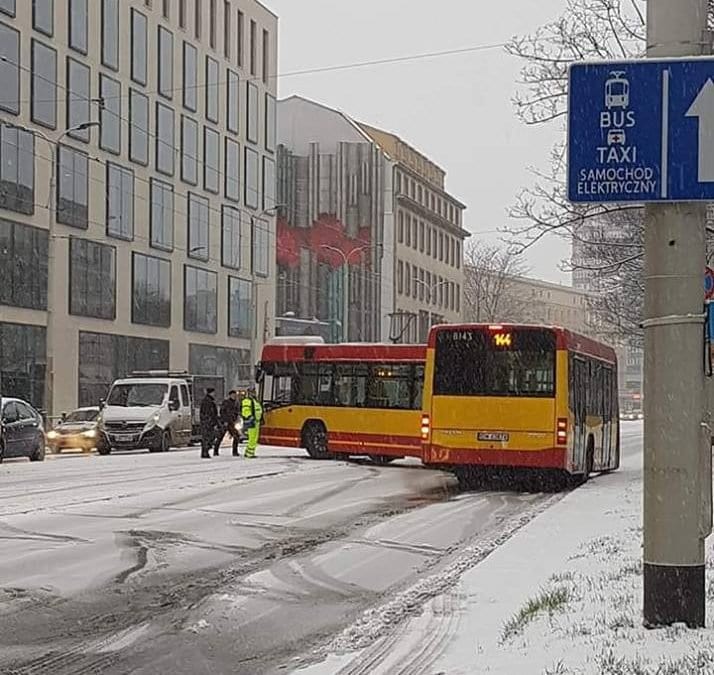 Pierwszy śnieg w sezonie spowodował paraliż Wrocławia [ZDJĘCIA].