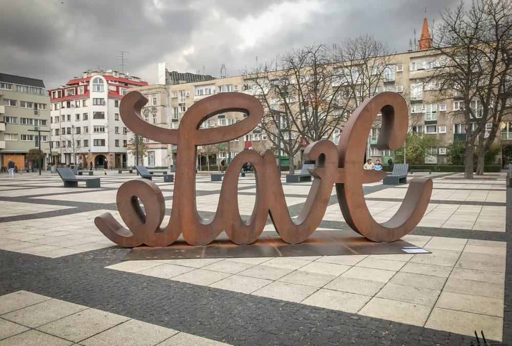 Nowa rzeźba na placu Nowy Targ „Love & Hate”.