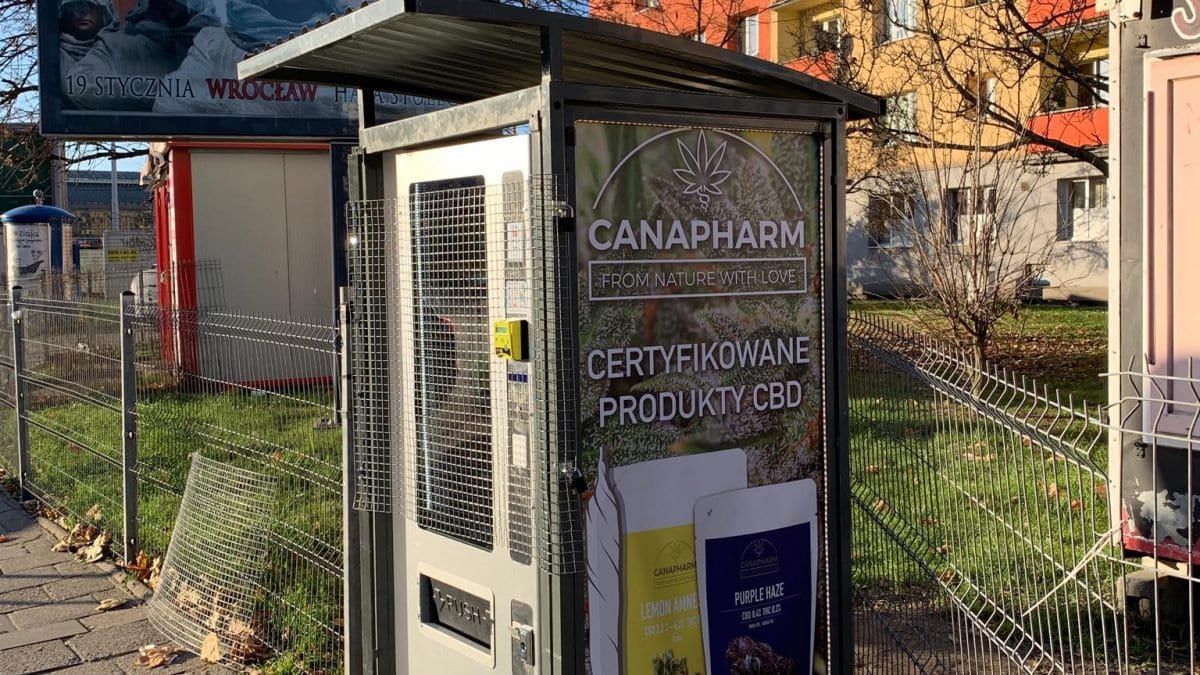 We Wrocławiu coraz więcej samoobsługowych automatów z suszem CBD [LISTA MIEJSC].
