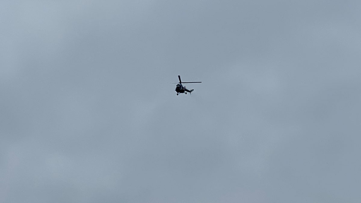 Nad Wrocławiem lata policyjny helikopter i patroluje czy mieszkańcy przestrzegają obostrzeń.
