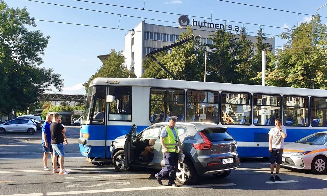 Kolizja tramwaju i auta osobowego na ulicy Grabiszyńskiej [UTRUDNIENIA].