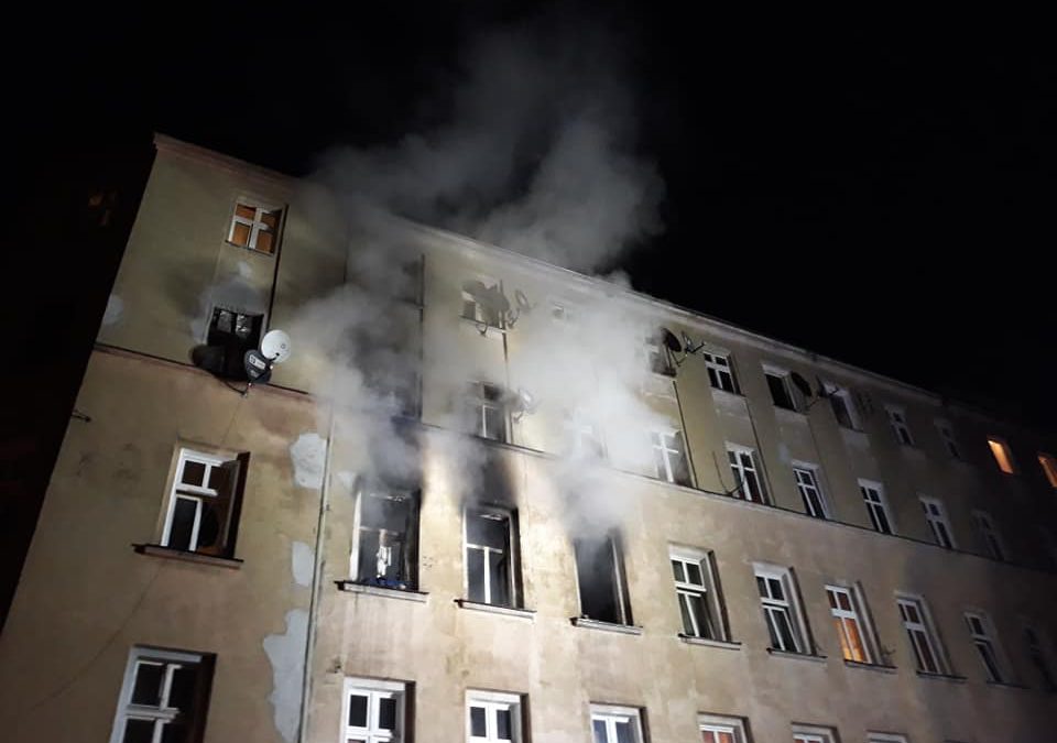 Przy ul. Więckowskiego doszczętnie spłonęło mieszkanie [ZDJĘCIA].