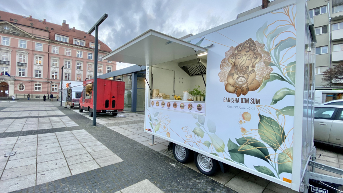 Na plac Nowy Targ wróciły Food Trucki.