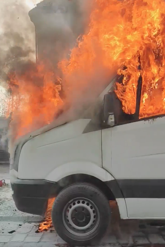 Pożar samochodu dostawczego przy ul. Racławickiej [WIDEO].