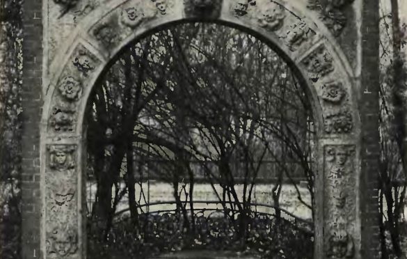 Portal kamienicy w ogrodzie przy willi Agath