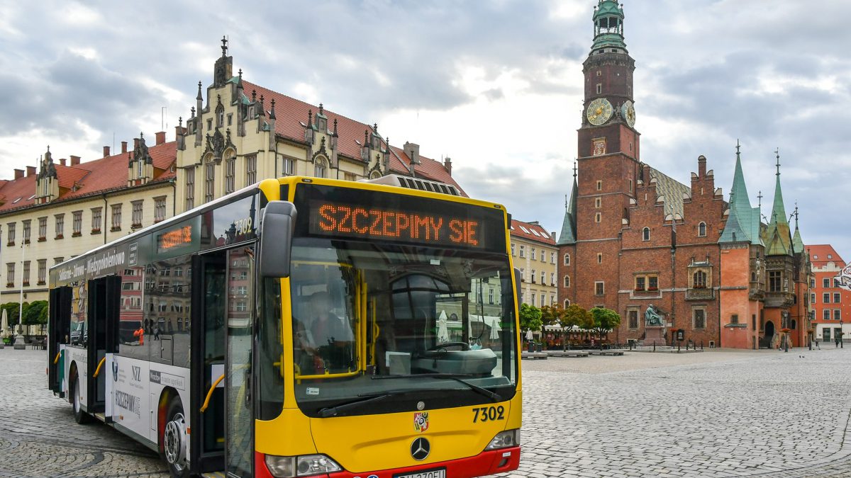 Na ulice Wrocławia wyjedzie Mobilny Punkt Szczepień o nazwie „Szczepciobus”.