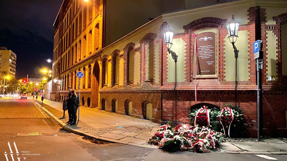 Premier odsłonił tablicę pamięci Lecha Kaczyńskiego na Ostrowie Tumskim.