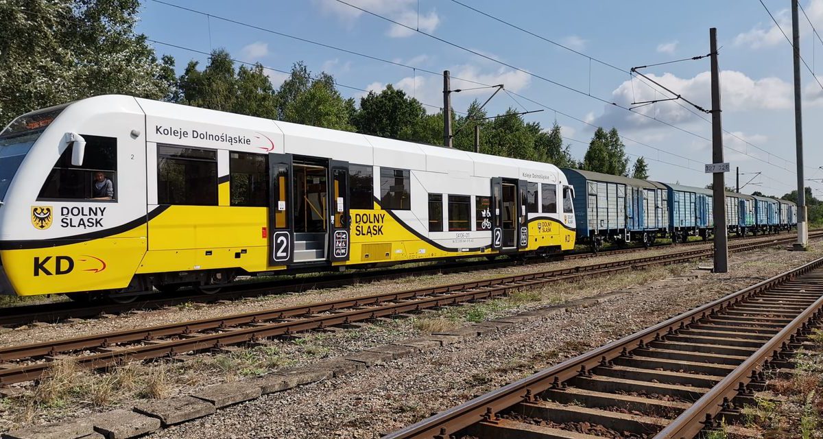 Koleje Dolnośląskie pierwszym przewoźnikiem w kraju z wagonami rowerowymi.