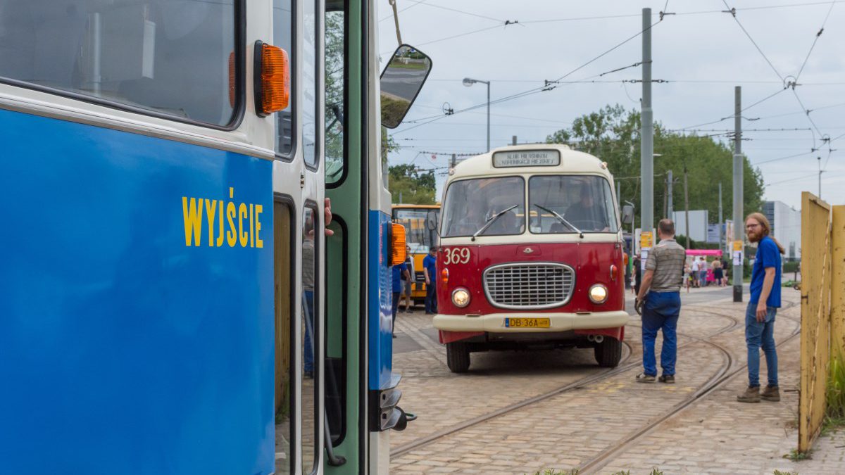 Zabytkowe tramwaje i autobusy na ulicach Wrocławia – Dni Otwarte Zajezdni Popowice.