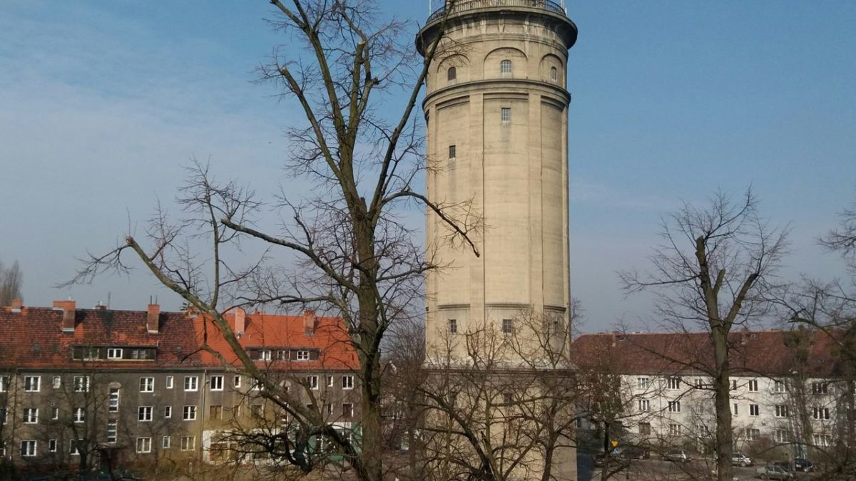 Wieża ciśnień na Karłowicach wystawiona na sprzedaż.