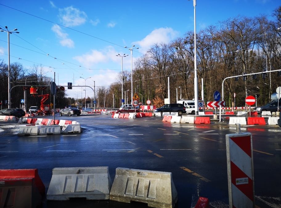 Zakończyła się przebudowa skrzyżowania ul. Milenijnej i Popowickiej. Zmiany w rozkładach komunikacji miejskiej.