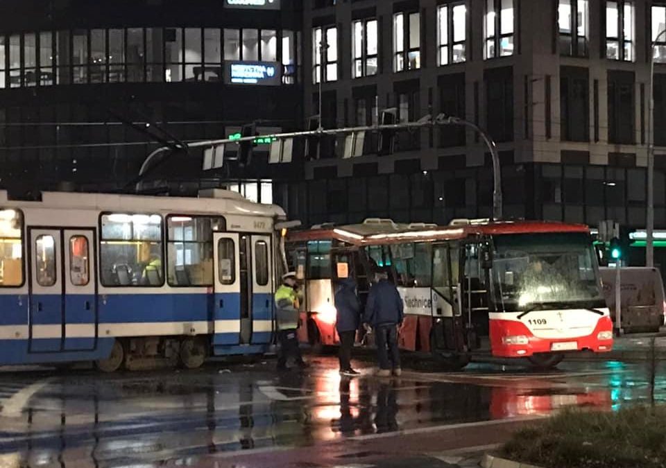 Poranne zderzenie autobusu z tramwajem przy Wroclavii.
