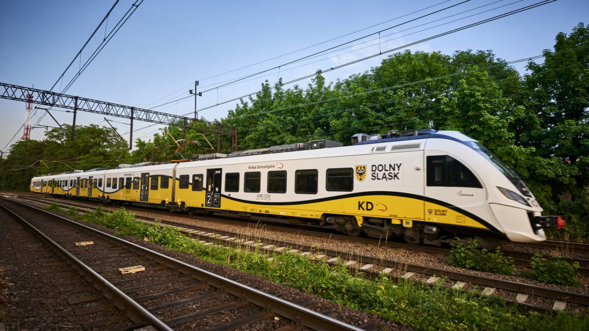 Wracają sezonowe pociągi Kolei Dolnośląskich do Skalnego Miasta.