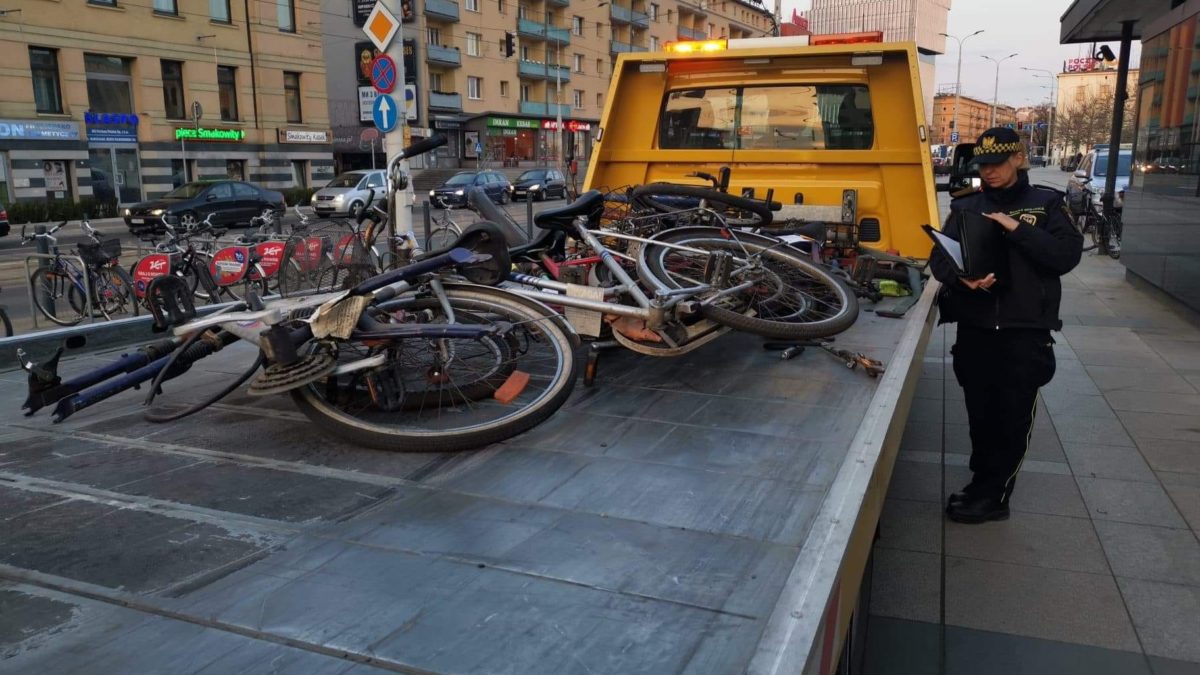 Straż Miejska usuwa wraki rowerów.