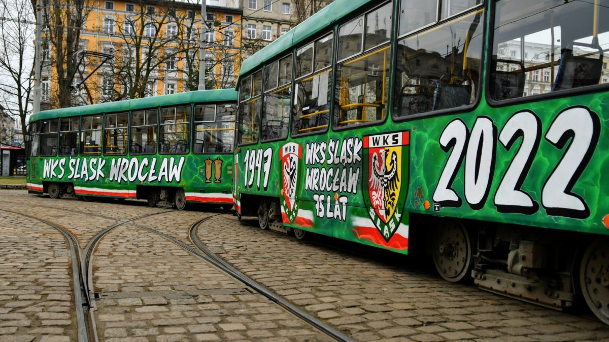 Wsiądź do tramwaju i odbierz bilet na mecz Śląska Wrocław.