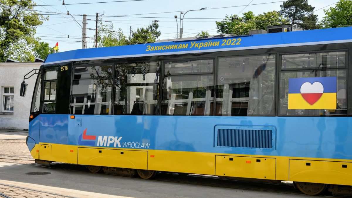 Po Wrocławiu jeździ tramwaj w ukraińskich barwach.