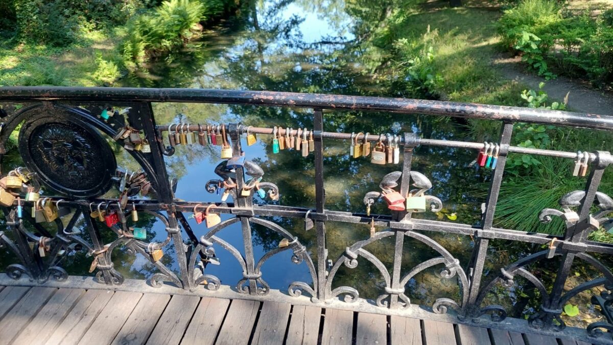 ZZM usunie kłódki z mostku w Parku Szczytnickim.