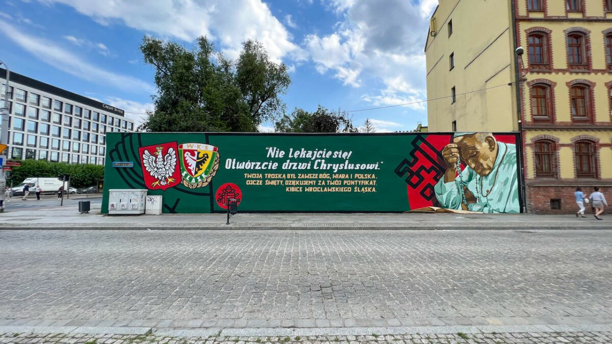 Powstał mural z Janem Pawłem II. Namalowali go kibice Śląska Wrocław.