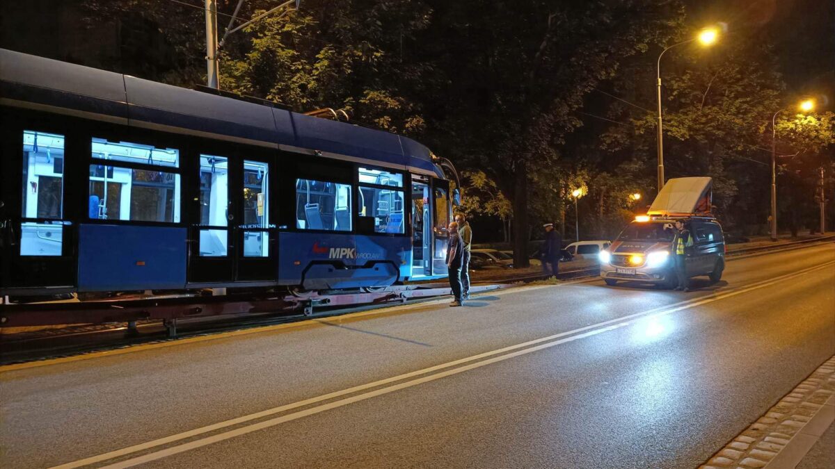 MPK Wrocław zaprezentuje chętnym rozładunek tramwaju.