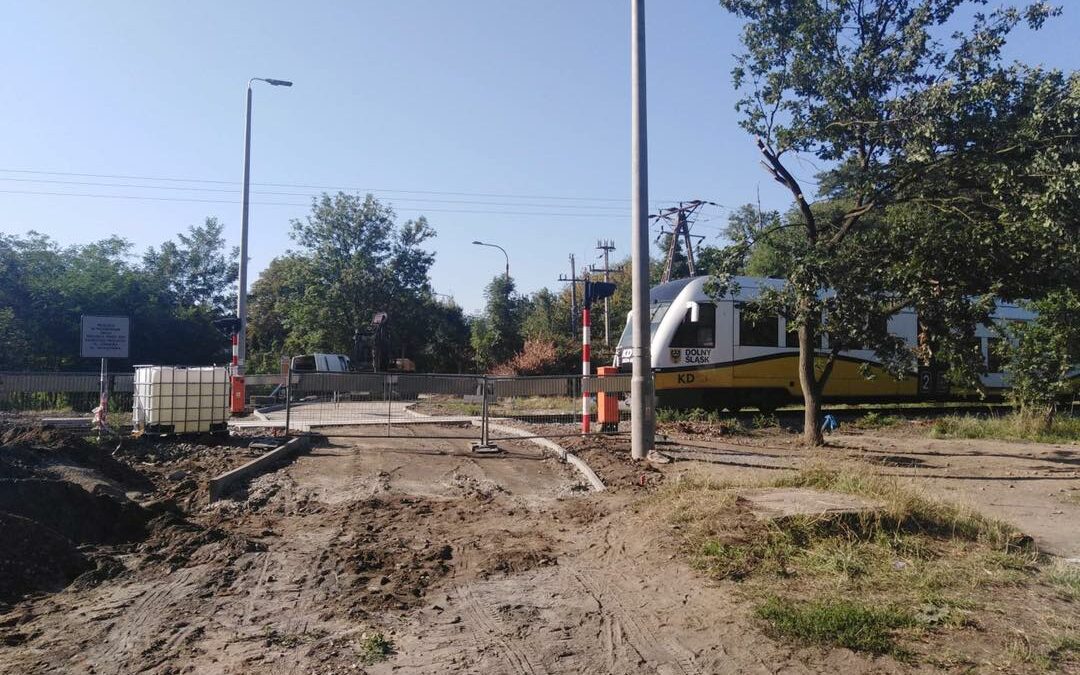 Trwa budowa przejścia i przejazdu rowerowego na granicy Partynic i Ołtaszyna.