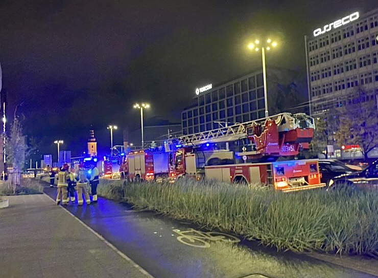 Wieczorna ewakuacja OVO Wrocław. Interweniowało kilka zastępów straży pożarnej.
