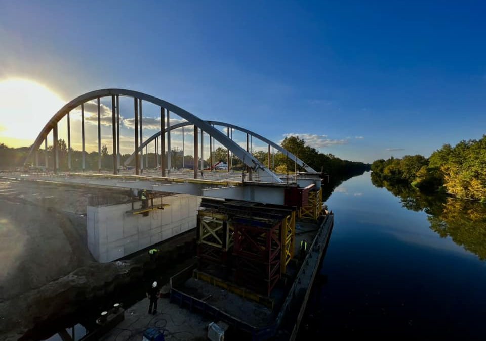Ruszył proces przesuwania mostu Chrobrego nad kanał Odry.