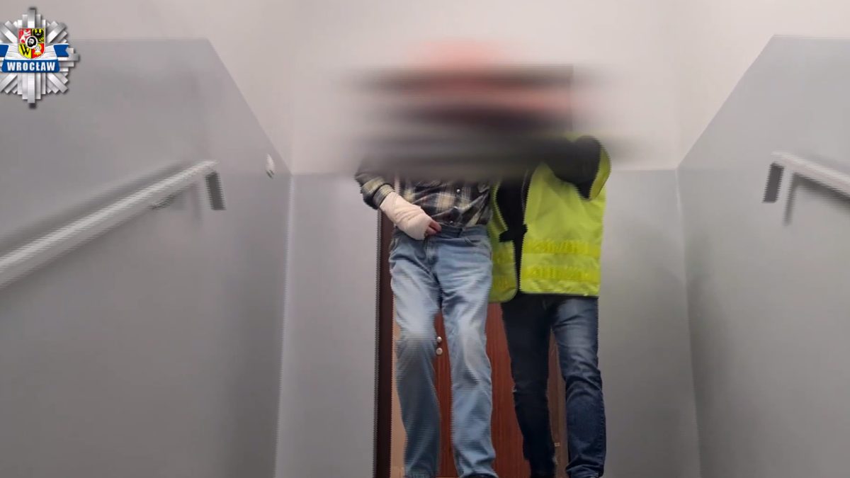 68-latek zwabił nastolatkę do swojego mieszkania. Aresztowała go policja.
