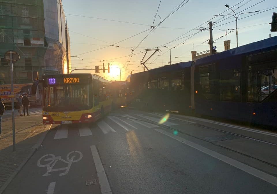 Zderzenie tramwaju i autobusu przy Dworcu Głównym.
