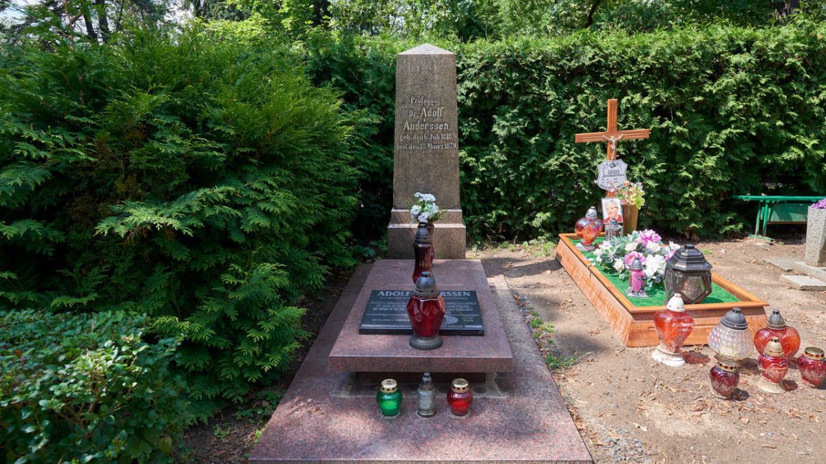 Zobacz, na których cmentarzach spoczywają znane, zasłużone, a także związane z Wrocławiem osoby.