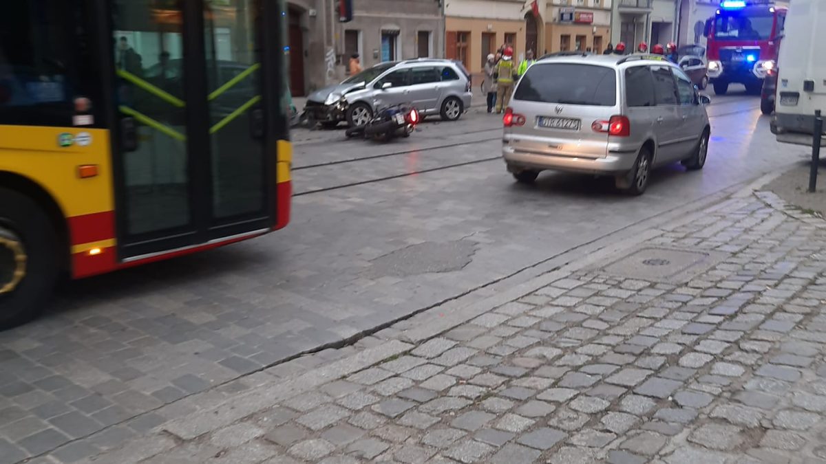 Zderzenie samochodu z motocyklem na ul. Kościuszki.