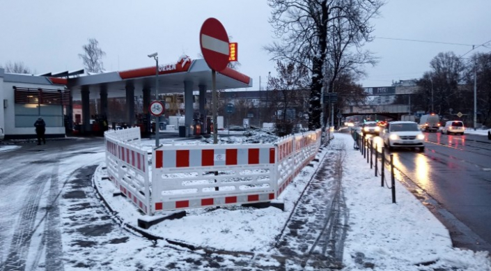 Na przystankach „Bzowa – Centrum Zajezdnia” powstaną perony wiedeńskie.