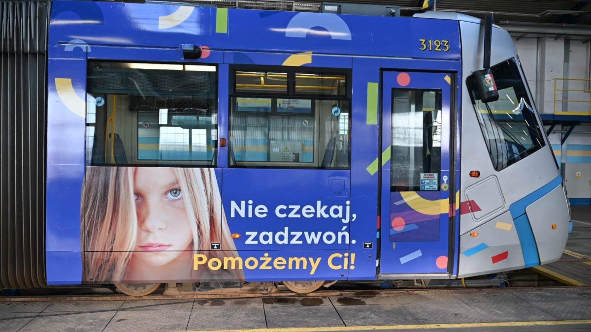 Po Wrocławiu nadal będzie jeździć tramwaj informujący o telefonie zaufania dla dzieci i młodzieży.