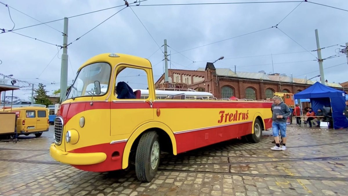 Wylicytuj przejażdżkę „Fredrusiem”, czyli kultowym autobusem-kabrioletem.