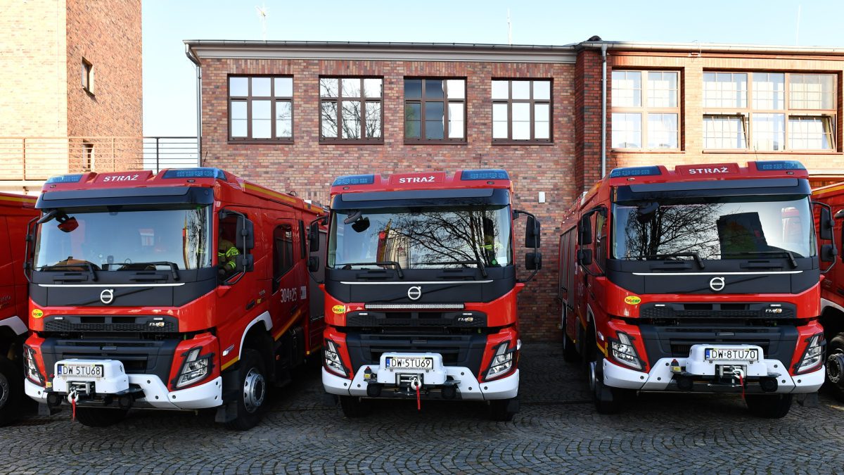 14 nowych wozów dla dolnośląskich strażaków.