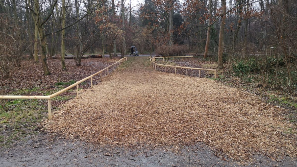 Drewniane zrębki zamiast błota. Ekologiczne rozwiązanie we wrocławskim parku.