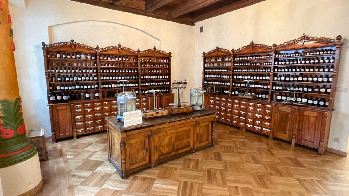 Kilkaset lat działała tu apteka, a obecnie można podziwiać eksponaty, czyli wrocławskie Muzeum Farmacji.