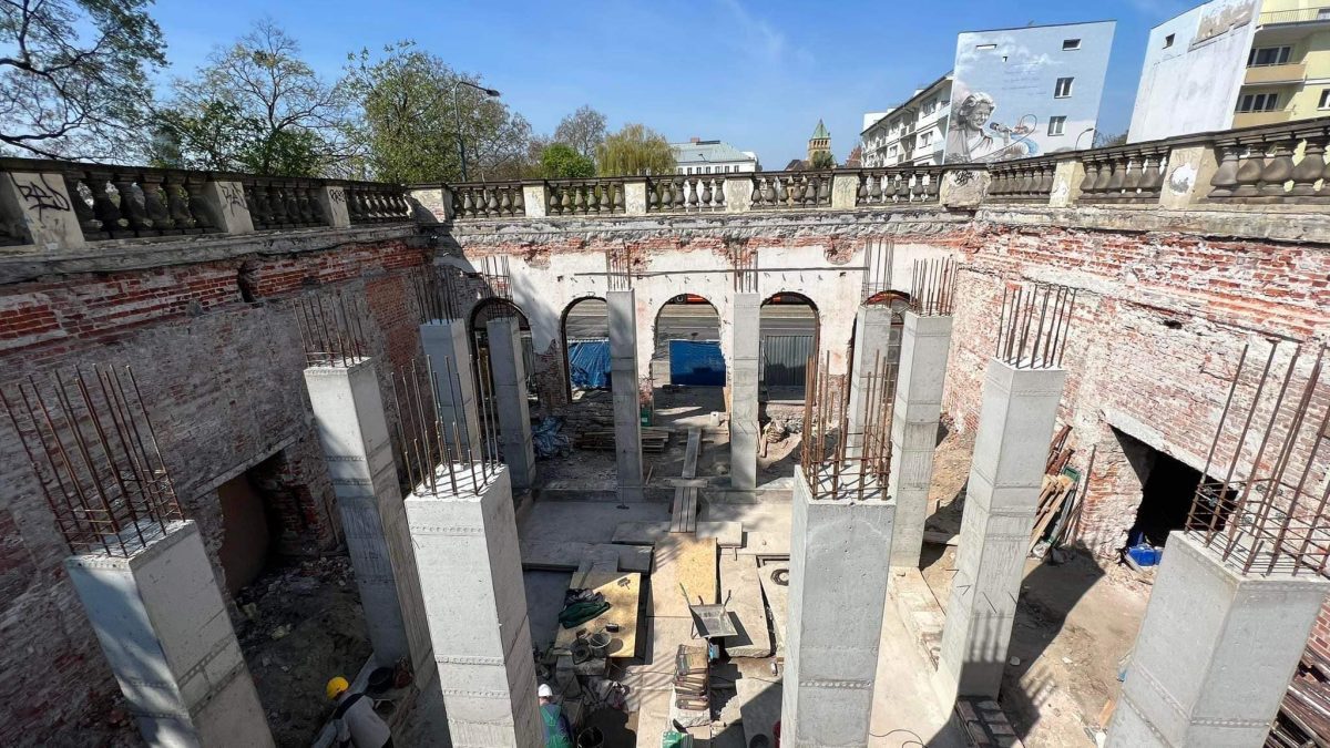Kolejne postępy prac na Bastionie Sakwowym – kolumny i schody już odbudowane.