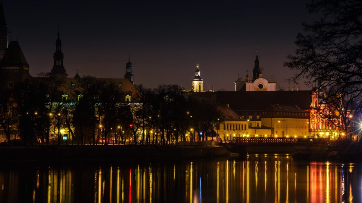 Nocne życie we Wrocławiu – przegląd atrakcji i porady, jak ciekawie spędzić wieczór.