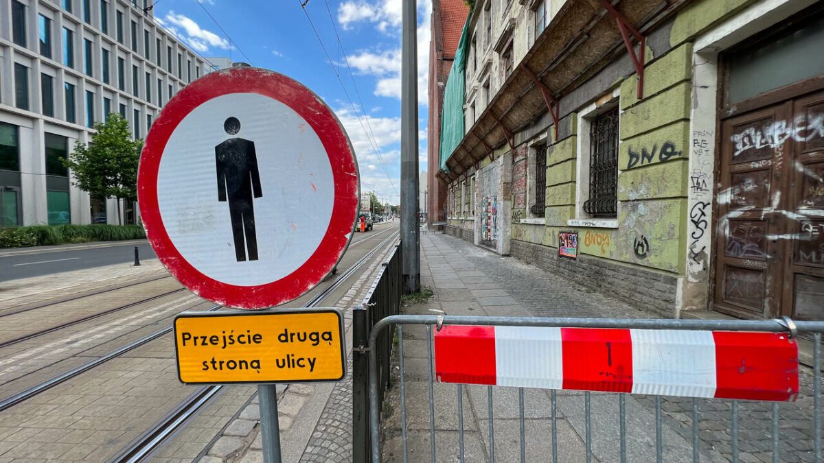 Z obawy o bezpieczeństwo pieszych zamknięto chodnik w centrum miasta.