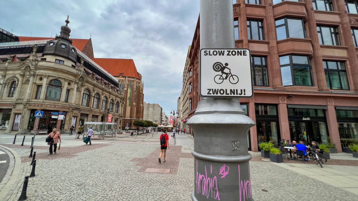 Strefa „Slow Zone” w centrum miasta. Urząd Miejski apeluje do rowerzystów o ostrożność.