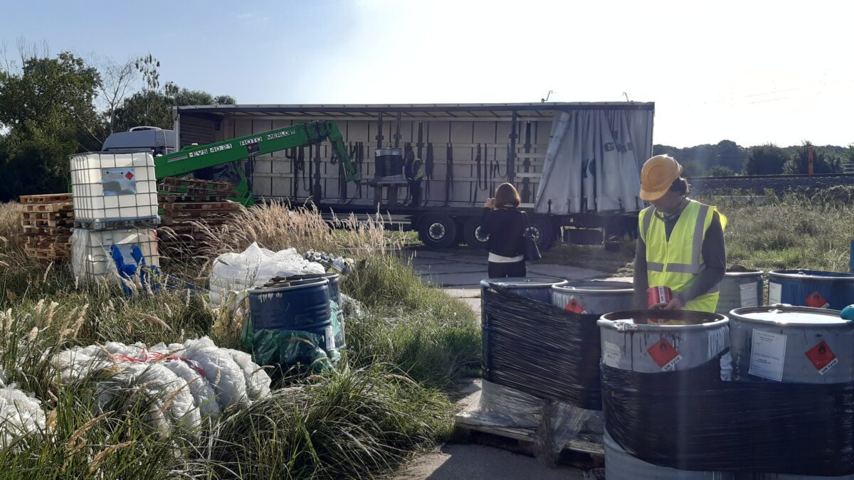 Porzucone beczki z niebezpiecznymi substancjami. Usunięto 30 ton odpadów.