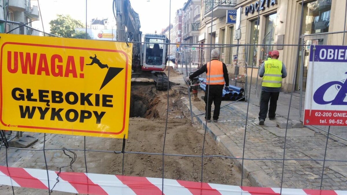 Trwa remont chodnika na ul. Jedności Narodowej.